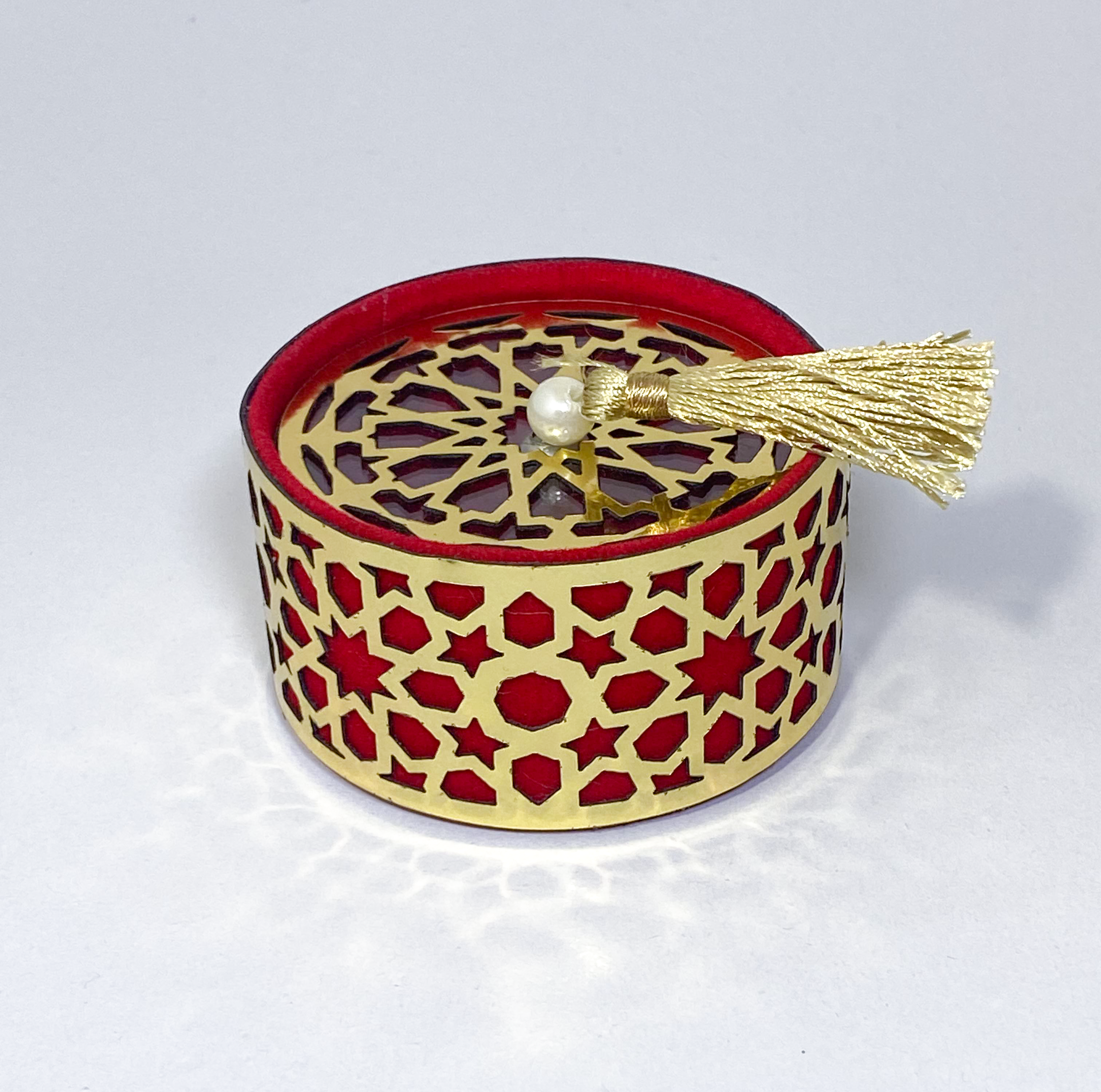 box Round draped red and gold